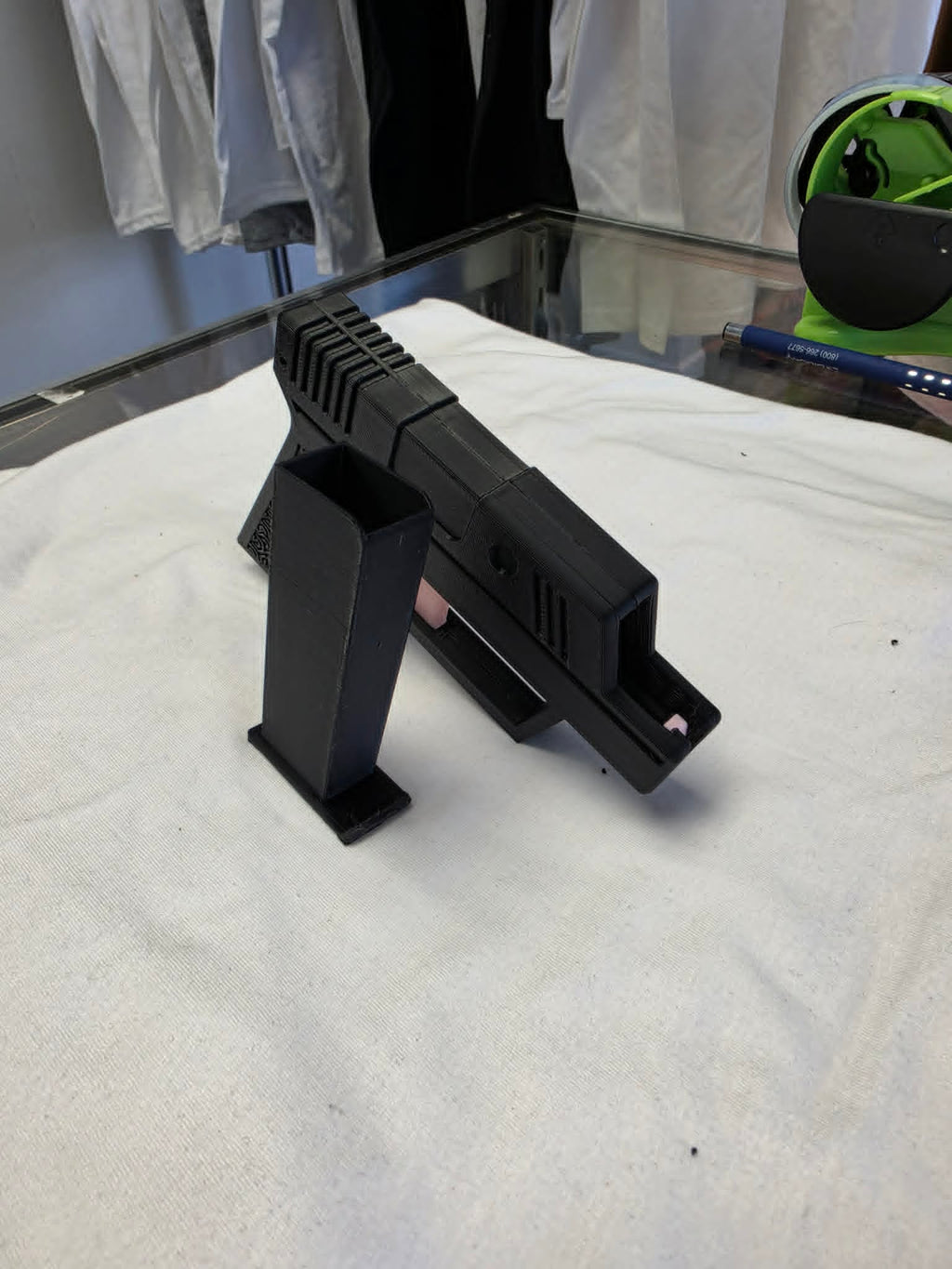 LIGHTER GUN WITH CIGARETTE HOLDER MAG