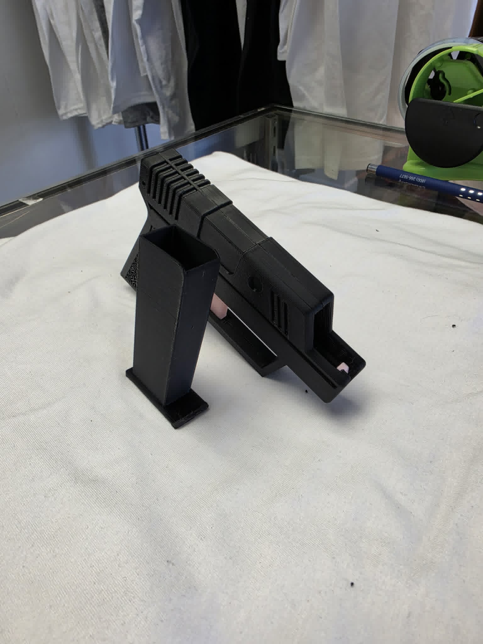 LIGHTER GUN WITH CIGARETTE HOLDER MAG